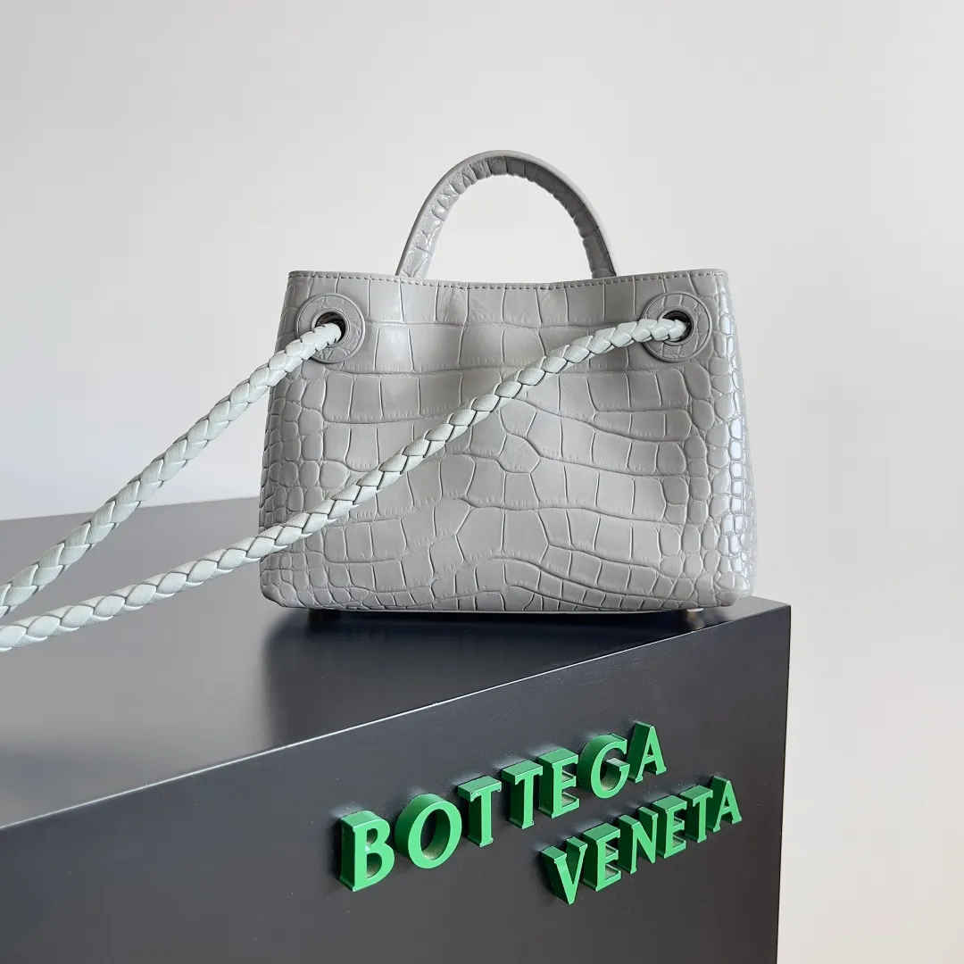 Batch 2880 BOTTEGA VENETA new women's crocodile leather ANDIAMO is shipped! ! ! As a classic model of the BV family, each innovation brings different surprises to fans. There are three ways to carry it with different makeup. Crocodile skin is called the gold in leather and is famous for its top luxury and rarity. During use, the luster of the crocodile skin will not fade or fade with time. No matter how long it is used, it will still remain new. And because each crocodile skin is different, the effect of each crocodile leather bag is different. Style number: 777614 Size: 22*9*15.5cm